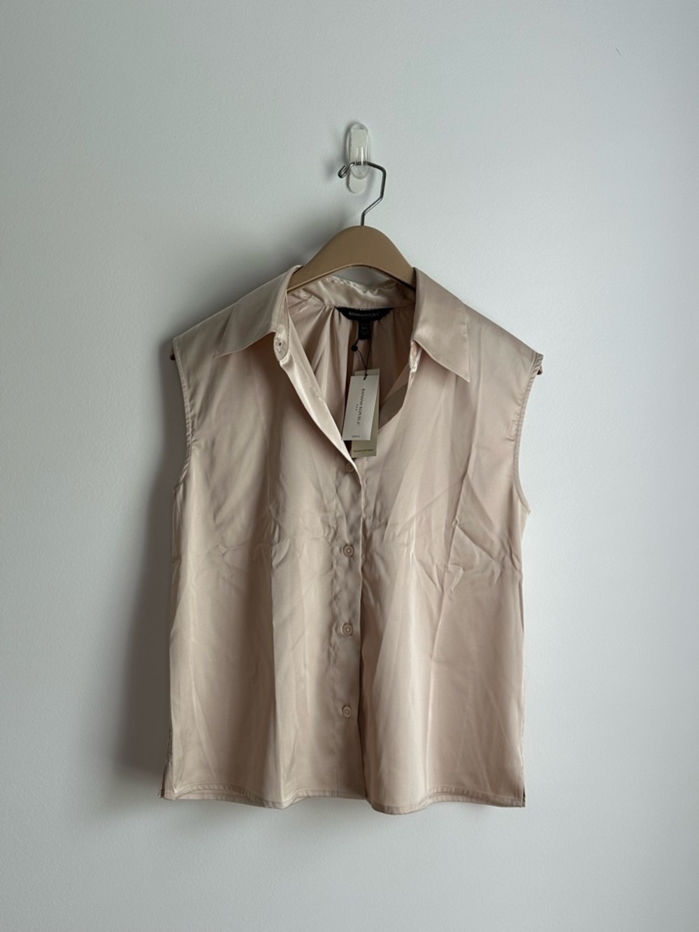 Banana Republic Sleeveless Button-Down Top in Light Beige
